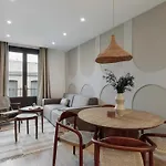 Luxury 2br Born Area شقة *