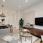 Luxury 2br Born Area شقة